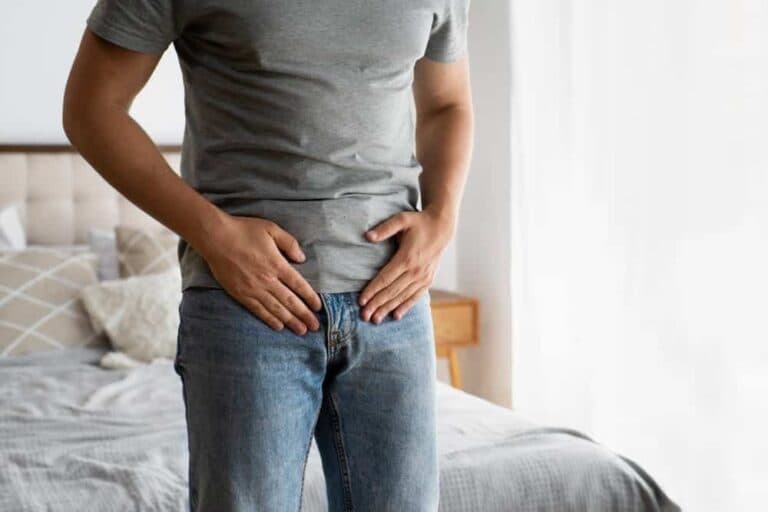 أسباب ألم الخصية اليسرى: الدليل الكامل للتشخيص والعلاج