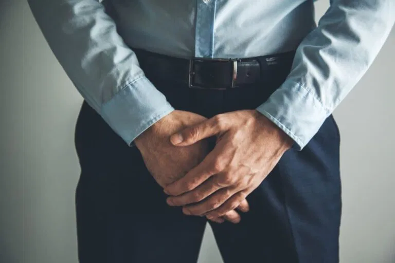 أسباب كبر حجم الخصية بعد عملية الدوالي: الطبيعي وما يدعو للقلق؟